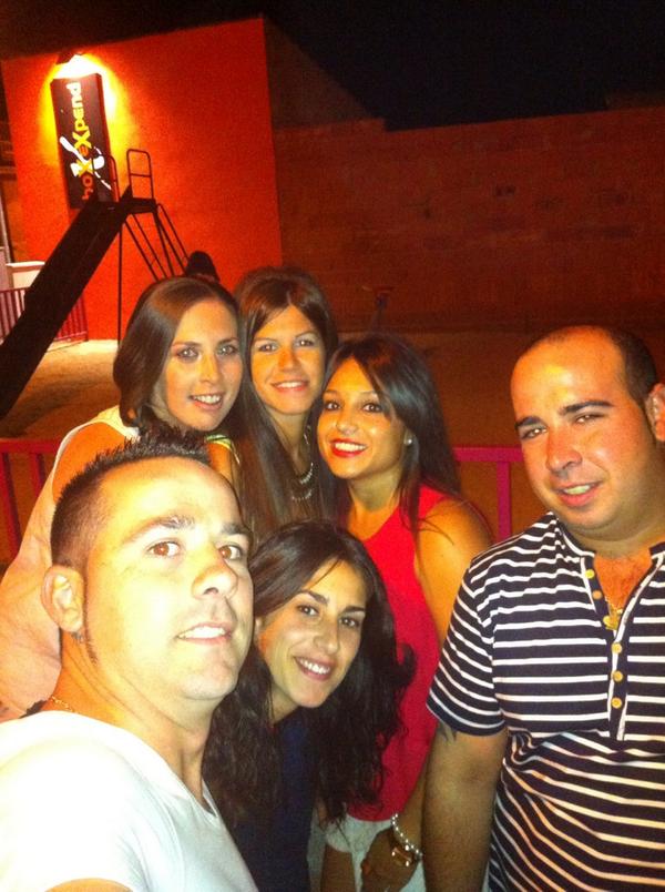cris1tian86's tweet photo. Comenzando las fiestas!! @laurasanchezm7 @virgi_magan @BeaGmezChueca @ve_ca89 http://t.co/BECbPP8SMS