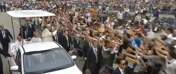 #PapaFrancisco llegando al #WorldCupStadium a celebrar la Santa Misa de la solemnidad de la Asunción #PapaEnCorea