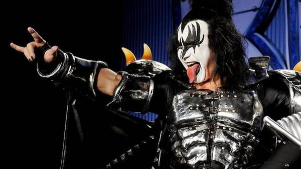 24HorasTVN's tweet image. Gene Simmons revela el secreto del maquillaje de &quot;Kiss&quot;. Aquí te contamos → bit.ly/1lZPAJw