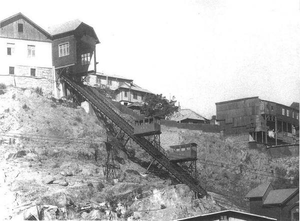 velosolave's tweet photo. “@miplazav: #Valparaíso Ascensor Barón c.1910, Asc. Monjas c.1916 y el Ascensor Esmeralda entre 1920 y 1930 http://t.co/xXleM4JXTz” HERMOSO!