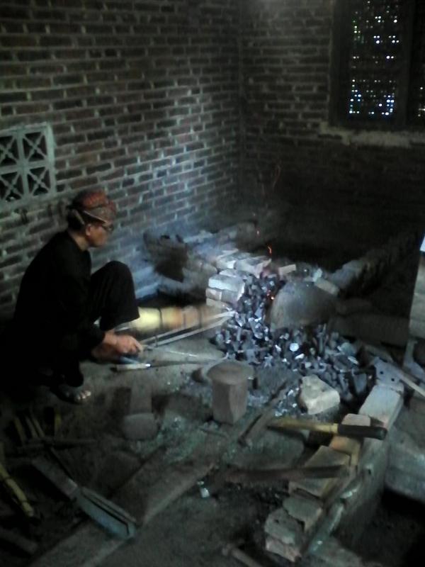 Skrg kita lagi ngeliat Empu Sungkowo membuat sebilah keris <a href="/sobatbudaya/">Sobat Budaya</a> <a href="/pdnpdn/">pdn</a> 

#GSDB