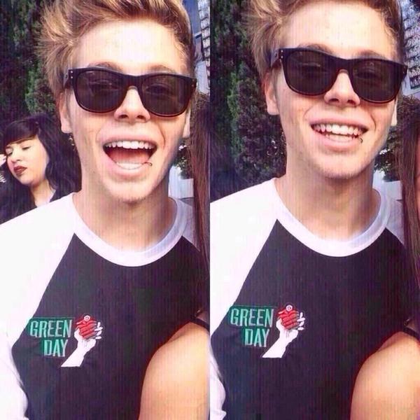 DMhelp5SOS's tweet photo. RT for a DM to Luke Hemmings

Free bc voting but a follow would be v v cute 😉

#vote5sos http://t.co/yoWPZtSOR0