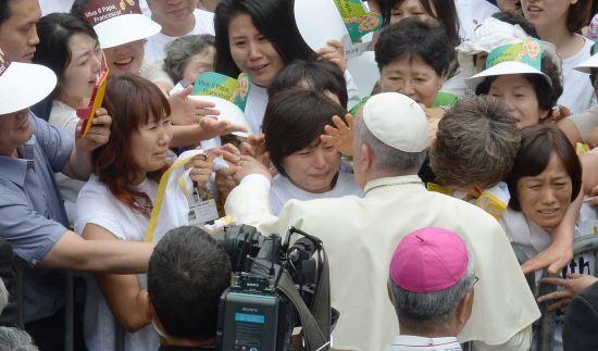 교황을 보자마자 세월호 유가족들은 울음을 터뜨렸습니다. news.kukinews.com/article/view.a…