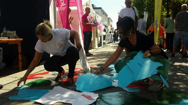 jornwp's tweet photo. Solid levert av @CARENorway's 
@TorildSkogsholm &amp; @Fuglen: @saih's  #afrikapuslespill komplett på 13:45! #arendalsuka http://t.co/d0s18W2hOz