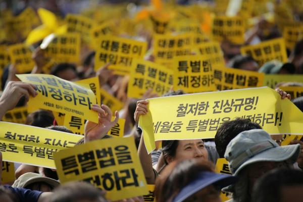 [서울광장] 유민아빠 김영오님 "저는 굴복하지 않을 것입니다. 우리 아이들이 안심하고 살 수 있는 나라를, 미래를 위해 광화문 광장에 끝까지 있겠습니다. 저를 믿고 국민들도 함께 끝까지 해주십시오." #세월호