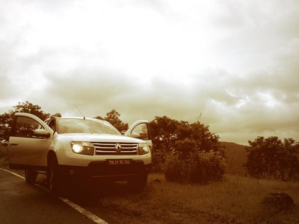 GodsentEvil's tweet photo. Cloudy sky and white happiness comes along with #dusterallwheeldrive :) http://t.co/WaNfzh9Y9j