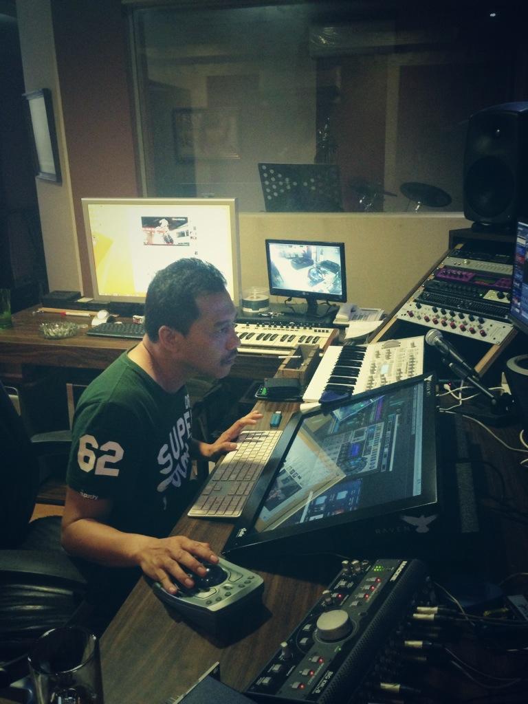 Anang fokus di studio/Ashanty Official Twitter©