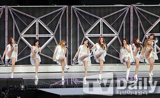 jungsooyeonkr's tweet photo. yuri's high kick tho #thighproblems http://t.co/N5ZfiRVxAt