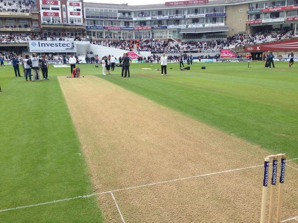 ECB_cricket's tweet photo. Here's the Kia Oval pitch on day 1 #EngvInd http://t.co/0WBJ6oudlM