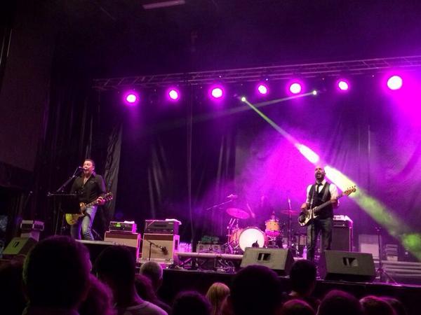 HEREDIAPRO's tweet photo. Anoche en Cedeira @OficialRevolver #enjoyRevolver http://t.co/8dJphb7WDX