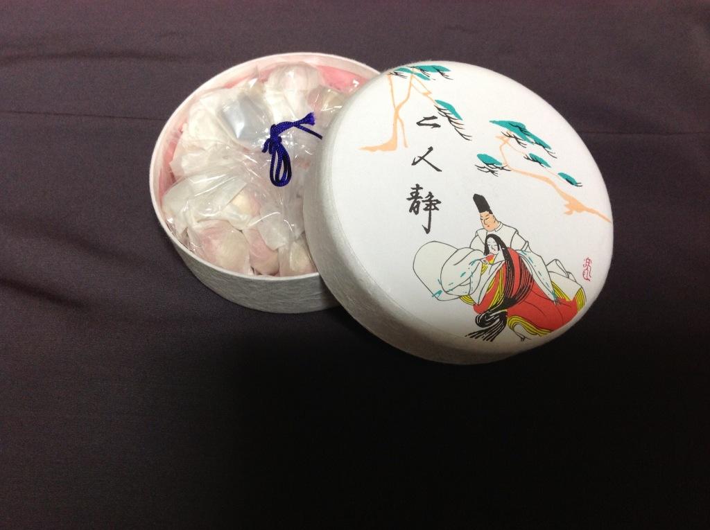 Cannonさんのツイート 二人静 という素敵なお菓子をいただいた 透かし紙を開くと紅白に分かれる円やかな砂糖菓子 忘れざり花にも二人静 あり と明治の女性俳人 中村汀女による文も添えてある 想い合う男女が分けて味わう菓子