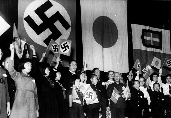 Kaz Hagiwara 萩原 一彦 ドイツ イタリアのは党旗では Norokarin 1940年 ナチスドイツ 帝国日本 ムッソリーニ独裁イタリアの子供達が ３国同盟を記念し 東京で祝賀会 この極右同盟３国で今でも国旗が変わっていないのは 日本だけ Http T