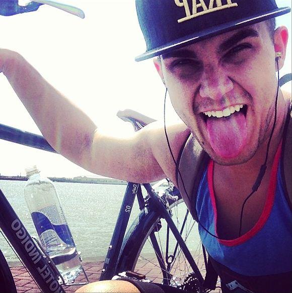 ¡HAPPY BIRTHDAY CARLOS PENA!
Aun no podemos creer que nuestro chico qe nos saco millones de sonrisas hoy cumpla 25  