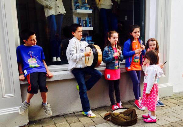 SligosBuzzin's tweet photo. @fleadhcheoil Kids Makin the most off it @Sligo_Music #PennyForTheBucket In every corner Very Talented #sligosbuzzin http://t.co/sPfOdUIJ6t
