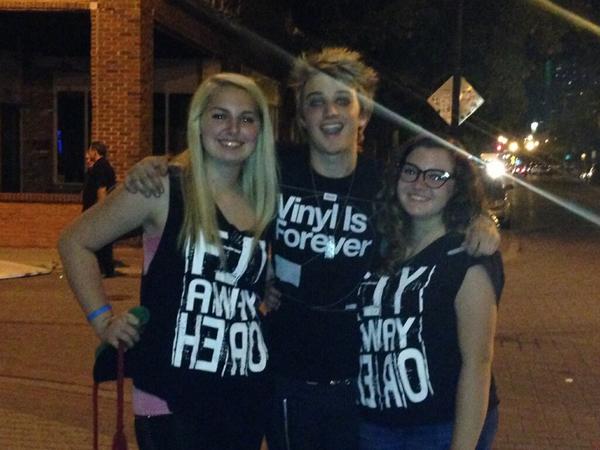 RaggedJow's tweet photo. Loved seeing y'all last night! Have fun in Austin! 😘 @flyawayhero #FAHbulous #FAHntastic http://t.co/vxhUkn12aN