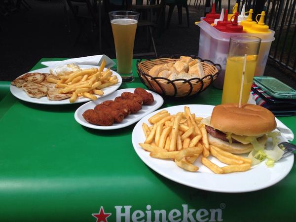 aritz_21_o's tweet photo. ¡A comer! 🍻🍟🍔@EilaAbrego http://t.co/H883SgqEqu