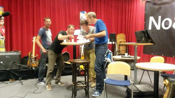 De spanning rint op yn de <a href="/SimmerynFryslan/">Simmer yn Fryslân</a>   studio. <a href="/Jetzmuziek/">JETZ</a> spilet daliks it nûmer fan Hinke Feenstra.