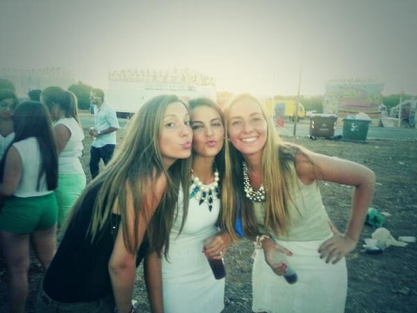 lorenaMB8's tweet photo. No sé podía empezar mejor la feria.. @GemaLelis @SHEILARR2 #Feria2014 #malotas http://t.co/9MTSs6R1iN