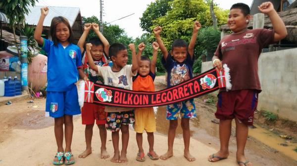 igorlarrea's tweet photo. @kirolaknet @BilkoinFT @Mallabiafutsal @uxoafutsal @ErasoAiara 
Haur Thailandiarrak Bilkoin Legorretarekin. http://t.co/zU4Euoam9a