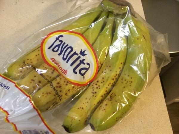 MJFitnessCom's tweet photo. "Don't eat green bananas. They're not ripe. Eat bananas when they have spots. They're ripe." What to do...what to do. http://t.co/KS60rObrac