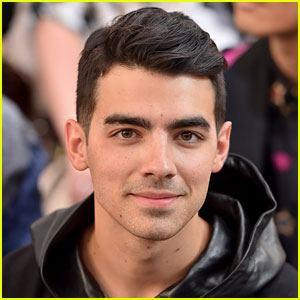 Everyones favorite middle brother turns 25 today.  Joe Jonas! 