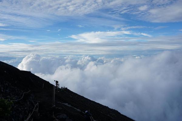 yu2013a's tweet photo. 富士山8合目あたり

雲と雲の間にいるこの空間が好き http://t.co/9yvyGdm8Rb