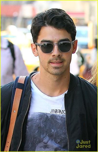  Jonas,I congratulate you happy birthday!!!Today you turned 25. 