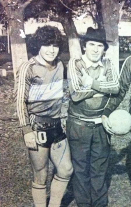 anellogaby's tweet photo. "@MaradonaPICS: con otro amigo, "Minguito" Juan Carlos Altavista #Boca81 #15deAgosto http://t.co/7UD5n3B0mB" // q foton la puta madre!!!!!!