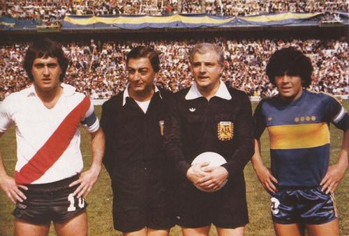MaradonaPICS's tweet photo. contra River, con el Beto Alonso. Fue un partido jugado el domingo a la mañana #Boca81 http://t.co/Cdl8FNpXHr