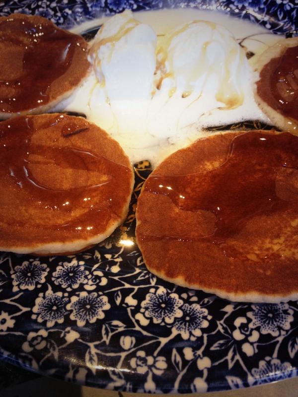 “<a href="/BarrettAbbie/">Abbie Barrett</a>: <a href="/adamfarrington9/">adam farrington</a> are you jel? #syrup #pancakes #dreamy 😍😍 ” Very jel, looks awesome, you make them?