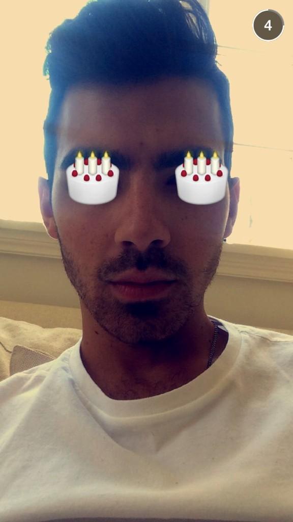 The bae sending me snap chats on his birthday . Happy birthday joe jonas 