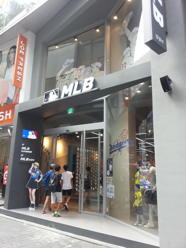 Sehseh on X: MLB stores in Myeongdong. The snapbacks are really nice with  lotsa design choices pls visit to support Suzy hehe.   / X