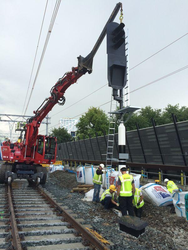U_centRaal's tweet photo. Nog 57 uur te gaan in de buitendienststelling @U_centRaal , de werkzaamheden liggen op schema @BAMRail @VolkerRailNL http://t.co/sH4LPhpTW1