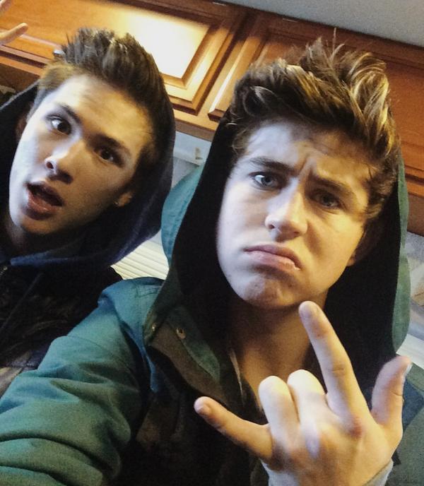 carterreynolds's tweet photo. Hoodie brothers @Nashgrier http://t.co/zkVxcWjjhD