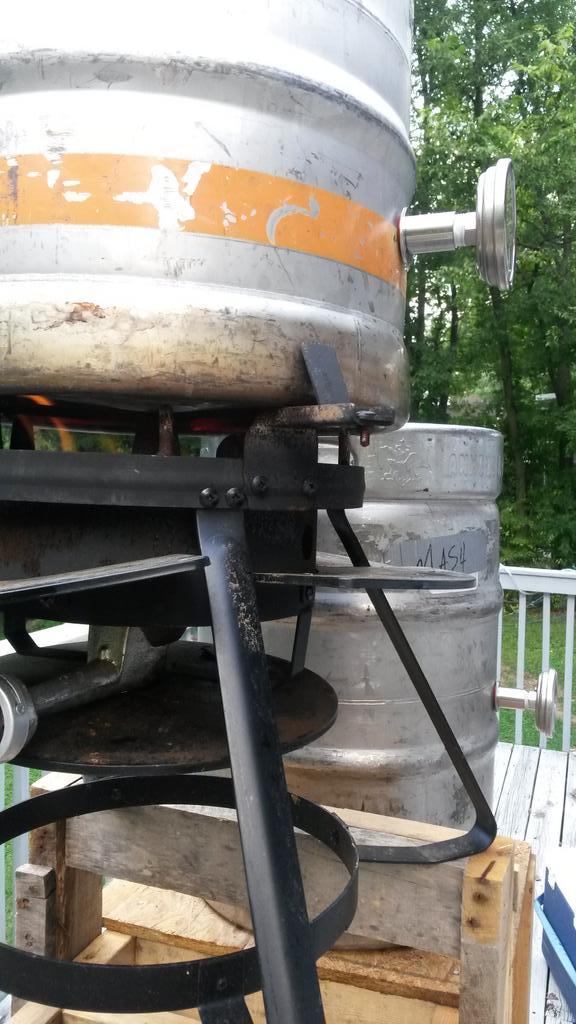 HHBrewCo's tweet photo. The fire is going so begins the brew day. #PietyPale #HomeBrew #BeerMakingCommunity http://t.co/KQJ0bsp2tV