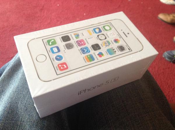 RonanatorSam's tweet photo. .. Went for the 5s gold :) ive had 2 iphone 5s's in the past week haha http://t.co/VBsN99LmDk