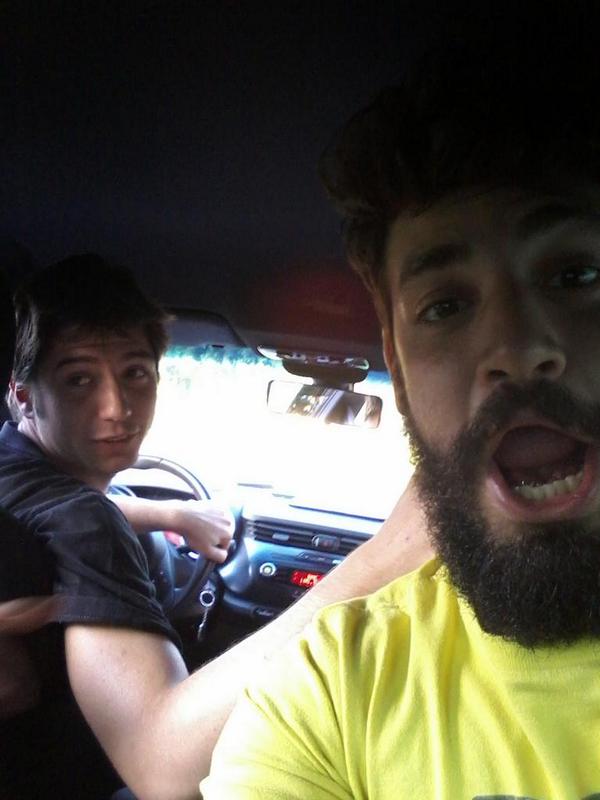 RitualRiz's tweet photo. Portaci a casa hombre! #firsttime #hombre #taxidriver #aiuto è una jungla #cahzo @Realpaoloz #poverobilli http://t.co/LbsWFbLT9z
