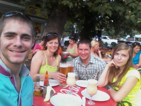 Семьёй сгоняли в пиццерию и наелись просто от души