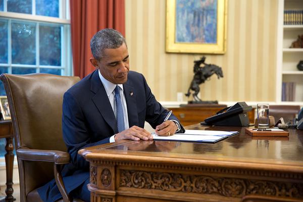 ObamaWhiteHouse's tweet image. Thanks to 114,000 @WhiteHouse petition signers, it's now legal to unlock your cell phone → go.wh.gov/kWgm7w