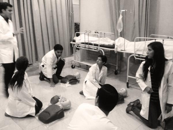 nathygaibor's tweet photo. Clases de RCP #medicinainterna http://t.co/5U7v7lbypU RT