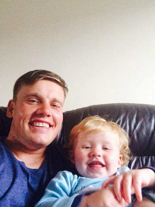 big_wazza's tweet photo. Chilling with wee man 😃 http://t.co/ywNuv07mbo
