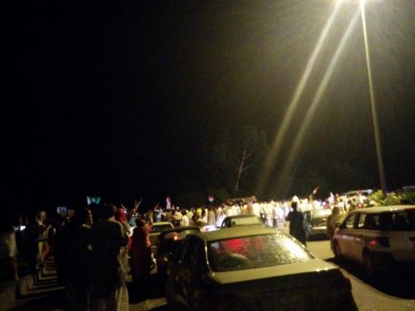 AminahSyed's tweet photo. IK arrival to #islamabad via #dha2 #AzadiMarchPTI http://t.co/ZriggAQc3k