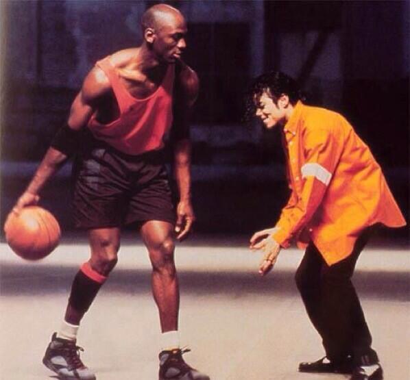 FotosMemorables's tweet image. Duelo de basquete entre Michael Jordan y Michael Jackson (Imagen del video Jam, de 1992).