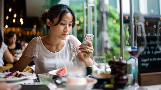 CNBC's tweet photo. You’ll never again have to wait to pay your bill with this new service: http://t.co/YRMFDWFz7E http://t.co/OUjGX9kFXE