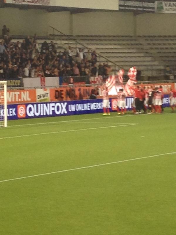topossofficial's tweet photo. Spelers en supporters vieren samen het feest. Mooi! #rkcoss http://t.co/tyK4bFUH4c