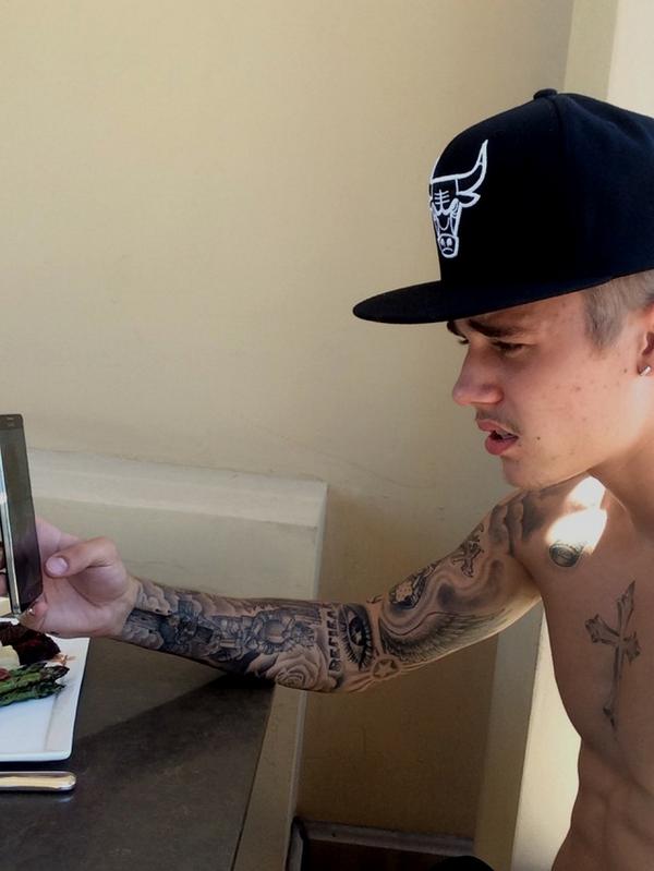 biebersmaniabr's tweet photo. "Hackeado" - Justin via Shots. 😍 #MPN #Beliebers http://t.co/WtVbhXH5pz