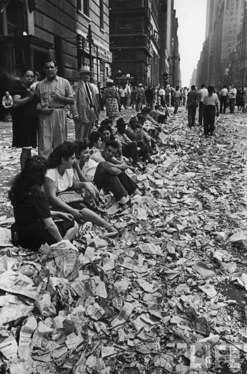 AtomicMusical's tweet image. RT @HistoryInPics People sitting on curb among confetti and paper after celebrating the end of #WWII in NYC.