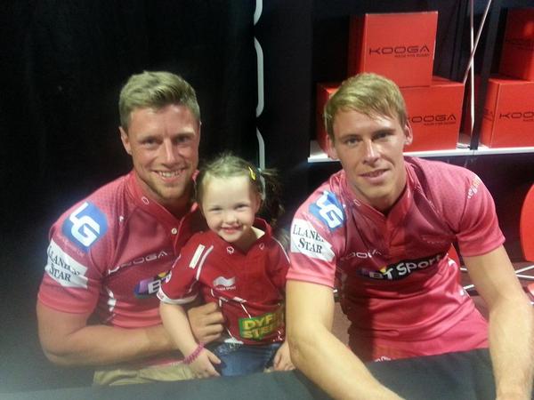 RickyHarries's tweet photo. @SanjayWills Thanks for the photo with my daughter Ellie pal. Where did you get your daps from? #QualityTrainer http://t.co/OMvnOF04Ec