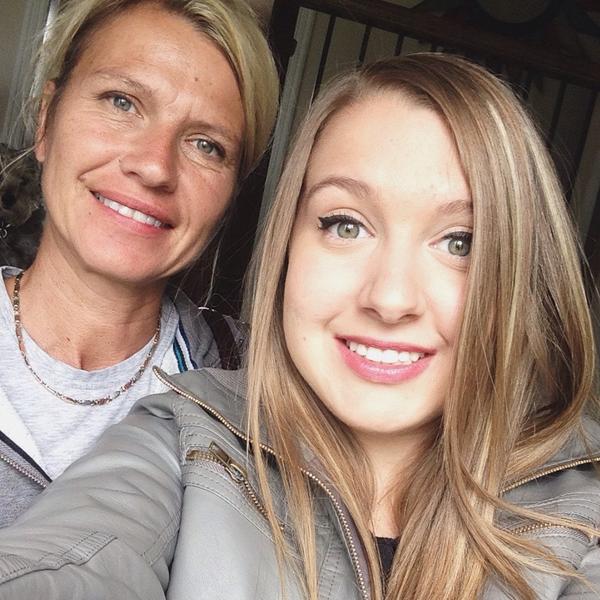 ArianasEscape's tweet photo. Dis is my mom and she loveees ari, she can do the whole problem rap 😹💅#votearianagrande http://t.co/aZ5ksQllB7