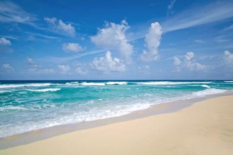 #Dato En el concurso #BeachPhotoContest participan fotos de playas de #Cancún, #Tulum y #Cozumel.